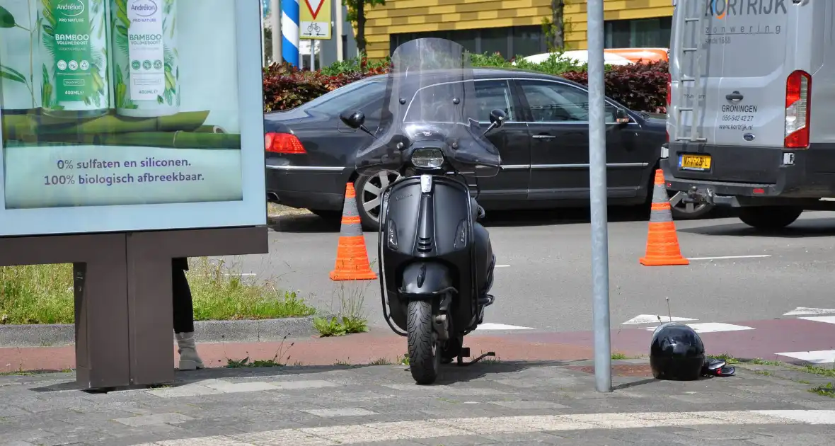 Verkeersongeval op rotonde, scooterrijder gewond - Foto 2