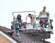 Brandweer redt kat Maruow van dak
