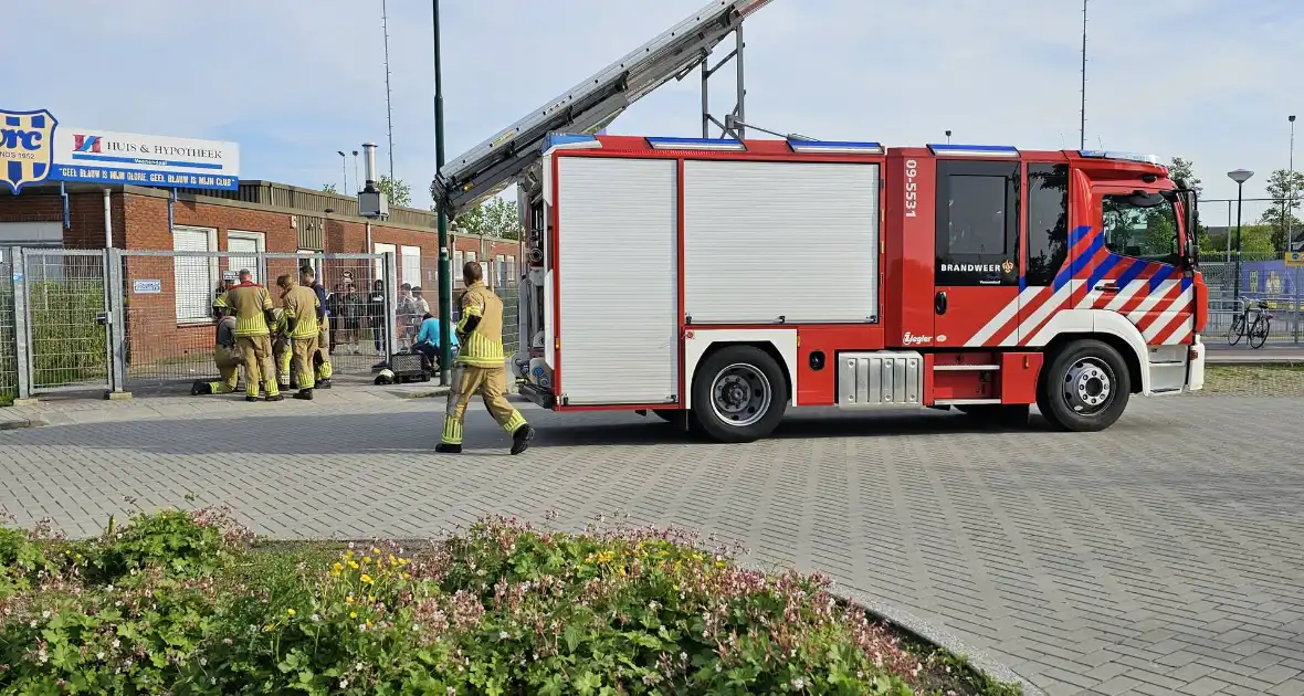 Brandweer bevrijdt jongen vast in hek