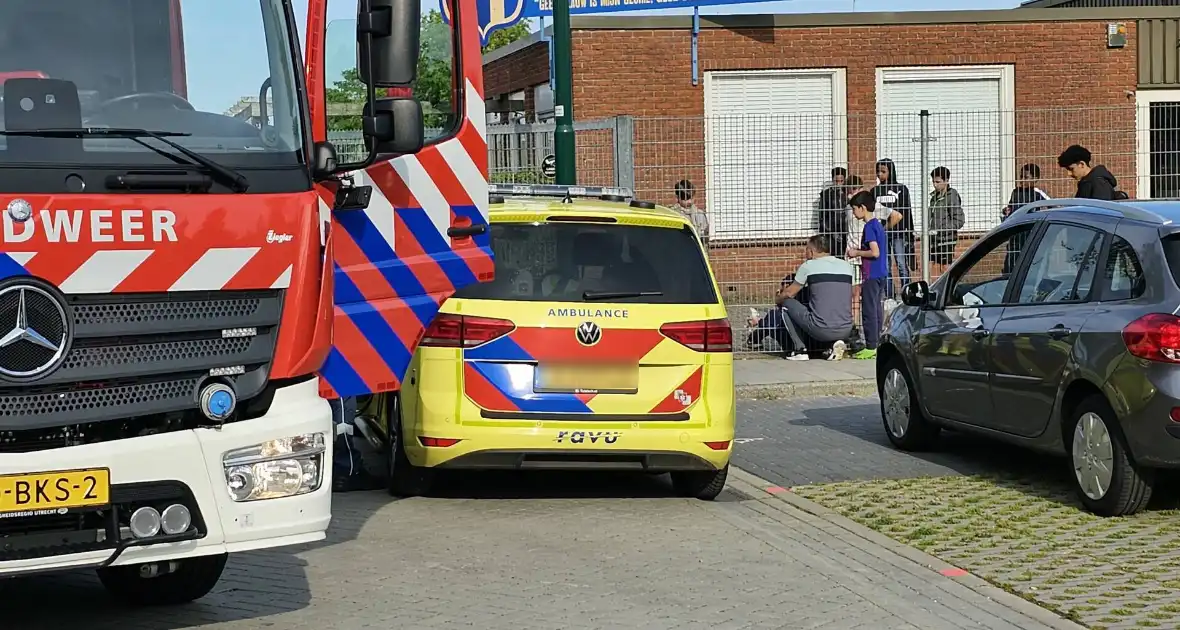 Brandweer bevrijdt jongen vast in hek - Foto 1