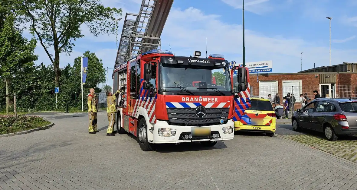 Brandweer bevrijdt jongen vast in hek - Foto 2