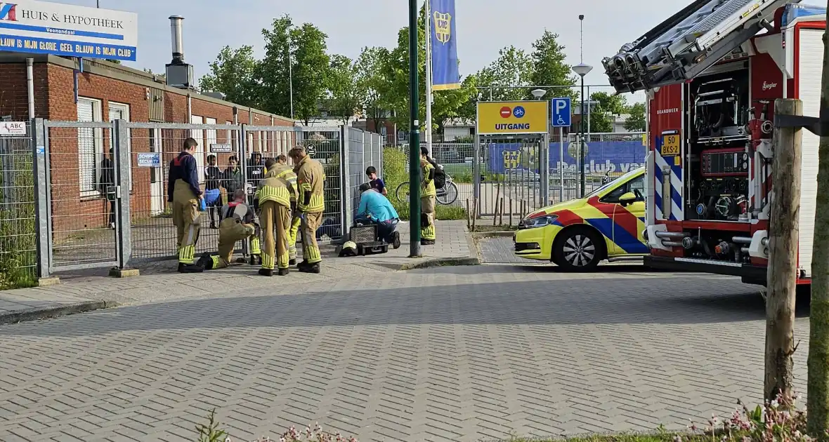 Brandweer bevrijdt jongen vast in hek - Foto 3