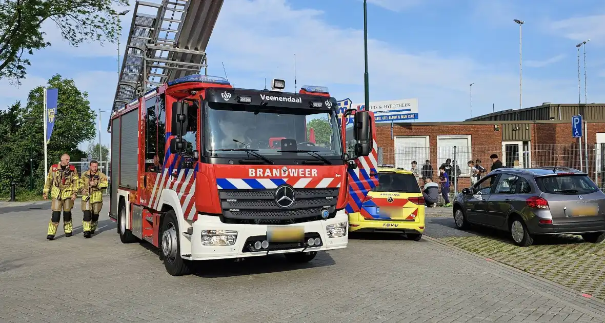 Brandweer bevrijdt jongen vast in hek - Foto 4