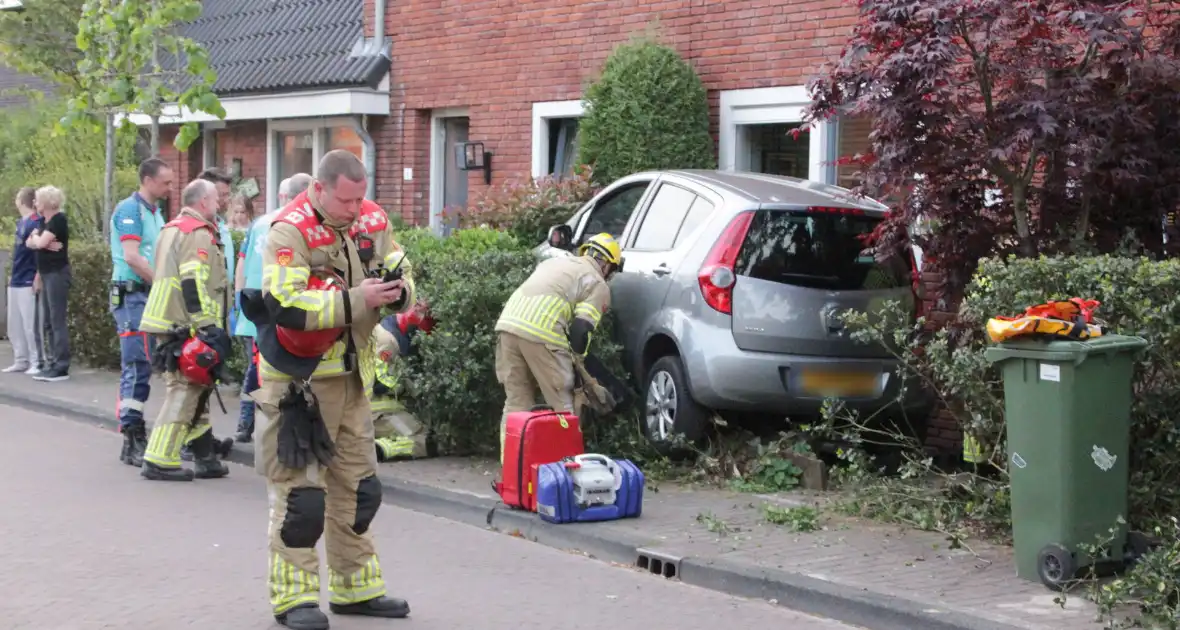 Bestuurster belandt met auto in voortuin