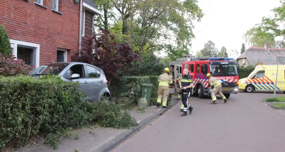 Bestuurster belandt met auto in voortuin - Foto 1