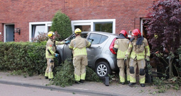 Bestuurster belandt met auto in voortuin - Afbeelding 2