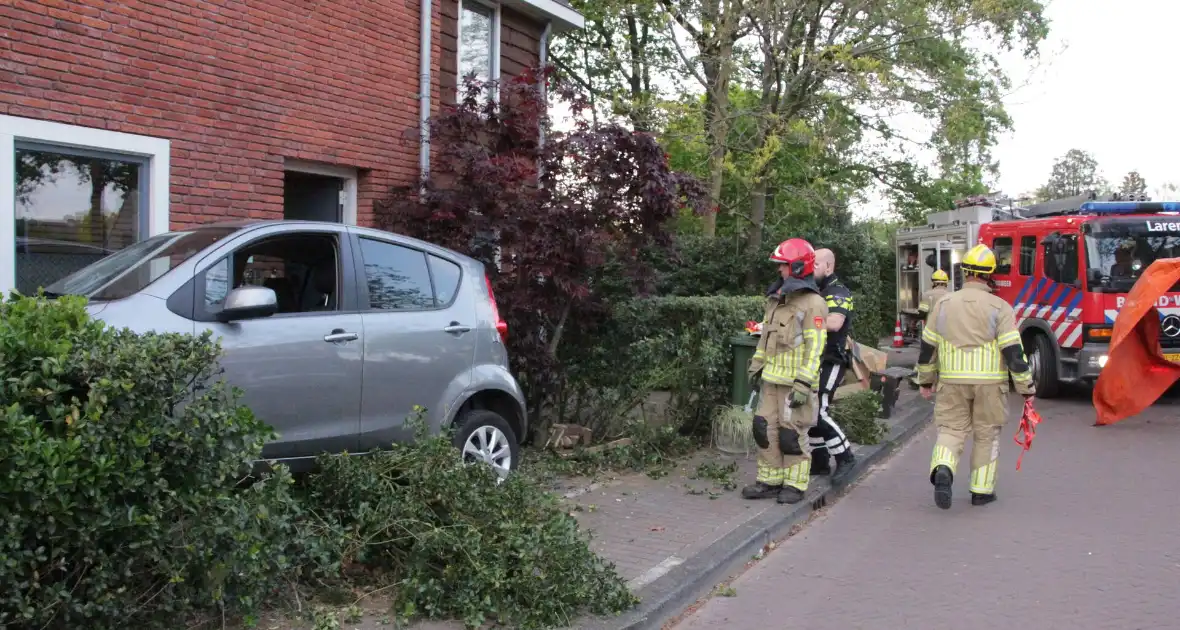 Bestuurster belandt met auto in voortuin - Foto 3