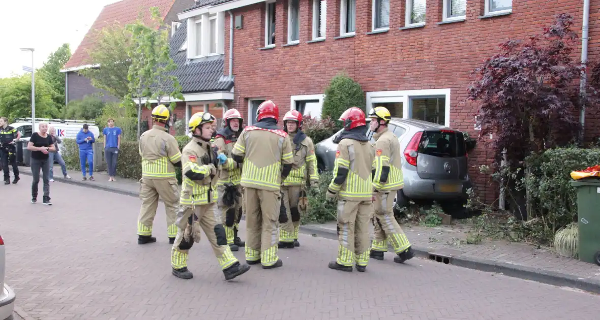 Bestuurster belandt met auto in voortuin - Foto 4