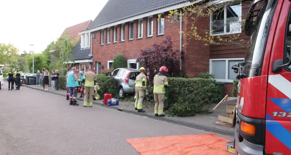 Bestuurster belandt met auto in voortuin - Foto 5