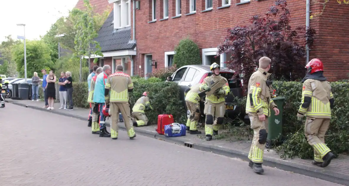 Bestuurster belandt met auto in voortuin - Foto 6