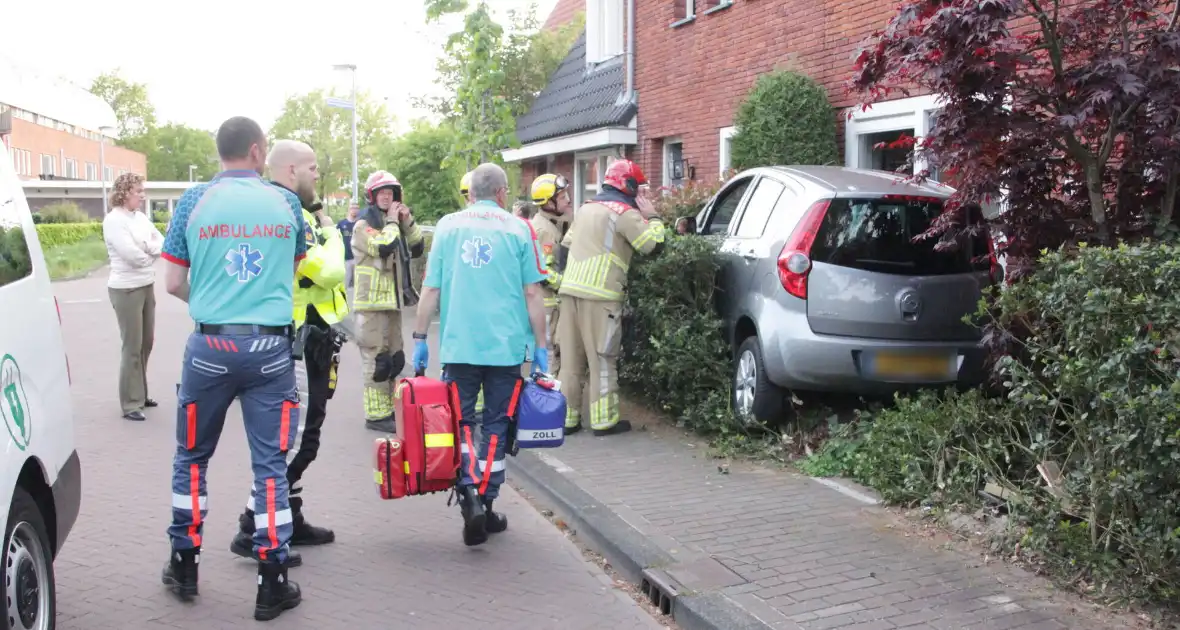 Bestuurster belandt met auto in voortuin - Foto 8