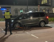 Fietser rijdt tegen taxi aan