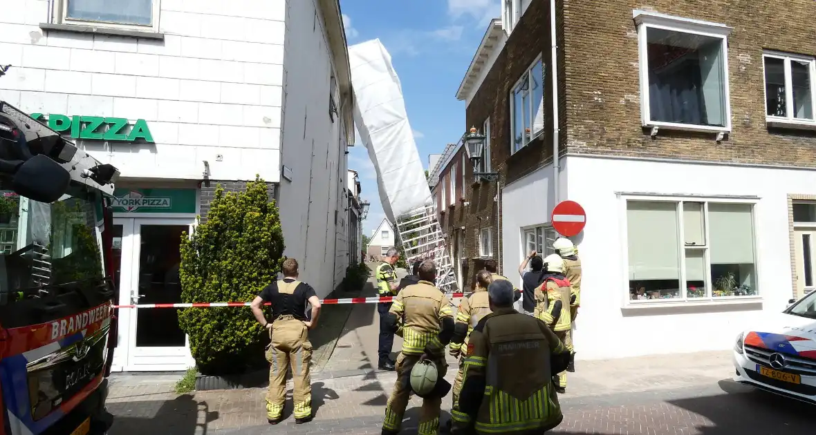 Steiger waait tegen woning