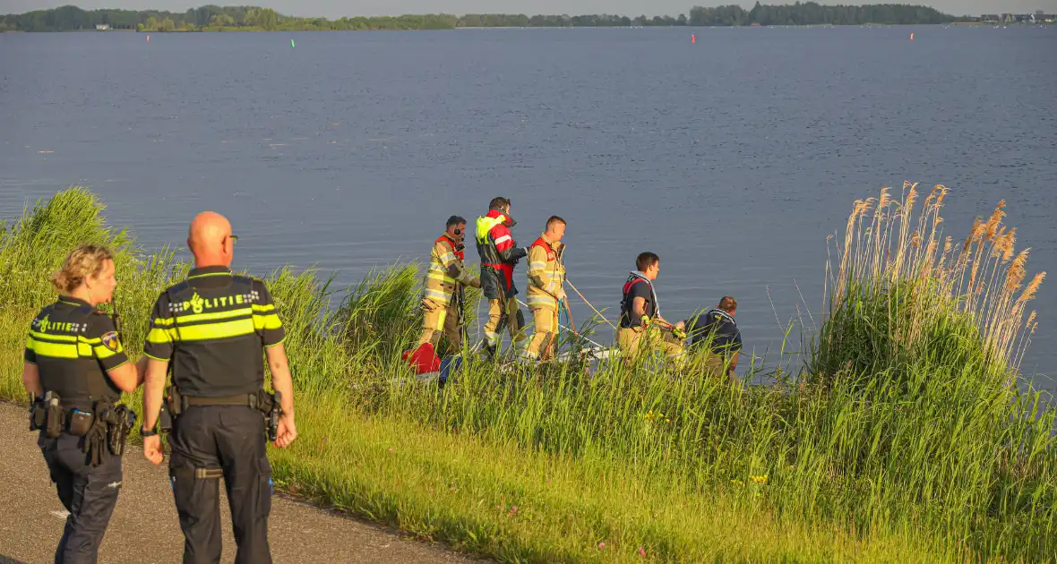 Auto te water Gooimeer een persoon overleden - Foto 1