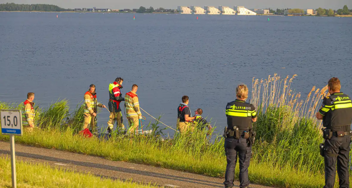 Auto te water Gooimeer een persoon overleden - Foto 2