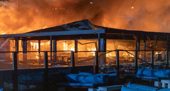 Strandtent beachclub Bloomingdale volledig in de as - Afbeelding 1