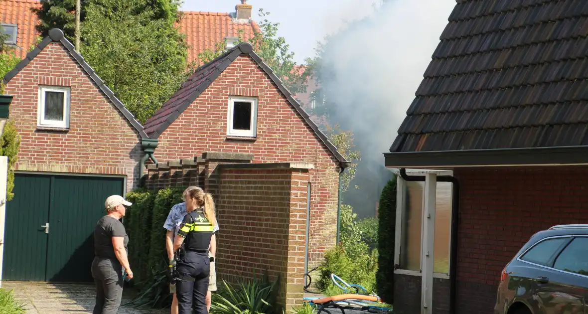 Veel rookontwikkeling bij brand in tuinhuis