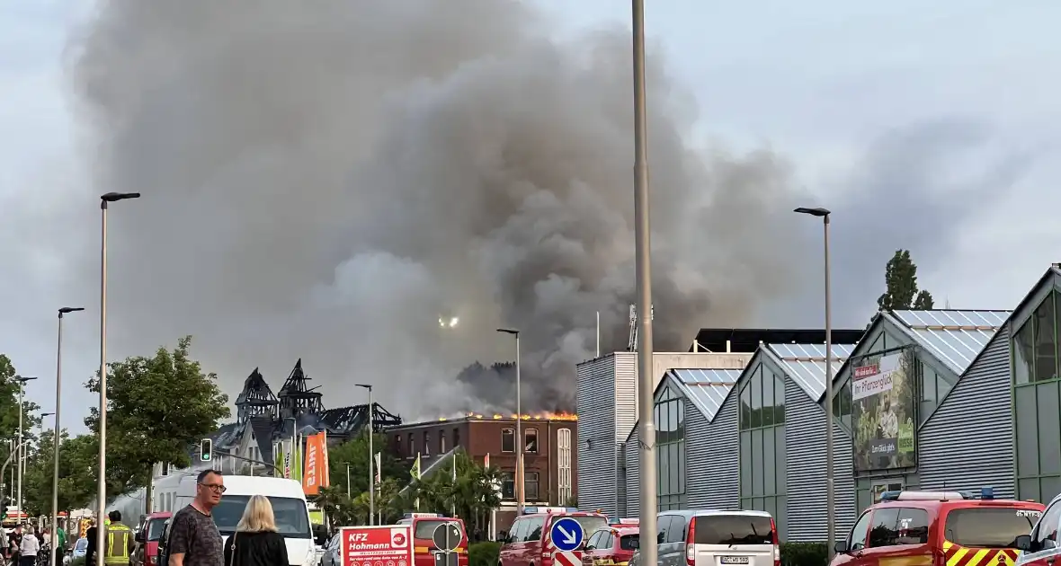 Nederlandse brandweer assisteert bij enorme brand in Duitsland - Foto 1