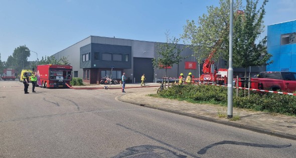 Brand in bedrijfspand veroorzaakt langdurige rookontwikkeling