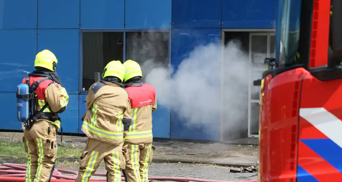 Brand in bedrijfspand veroorzaakt langdurige rookontwikkeling - Foto 13