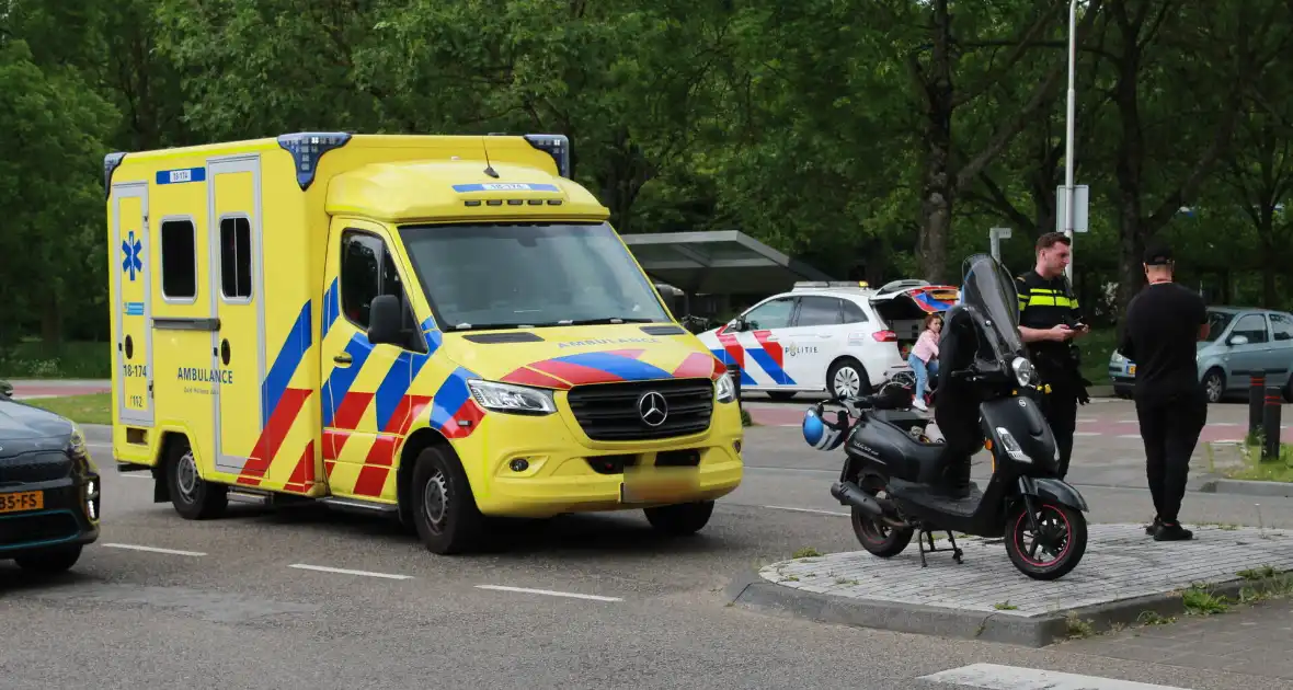 Vrouw gewond bij aanrijding met scooterrijder - Foto 1