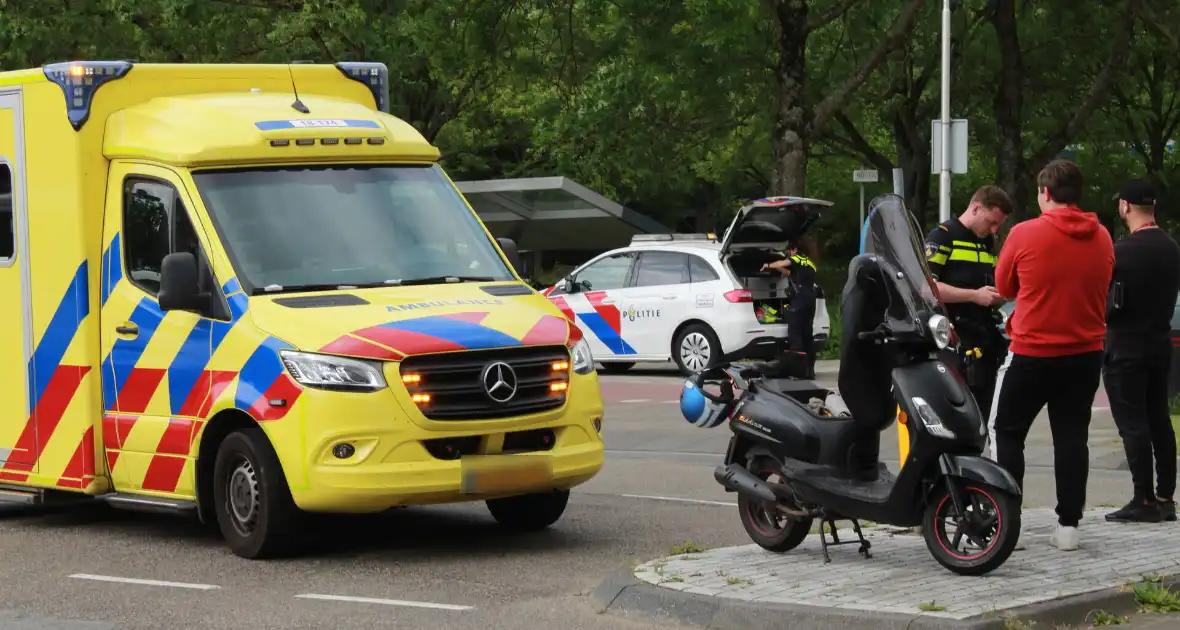 Vrouw gewond bij aanrijding met scooterrijder - Foto 2