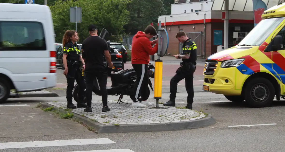 Vrouw gewond bij aanrijding met scooterrijder - Foto 3