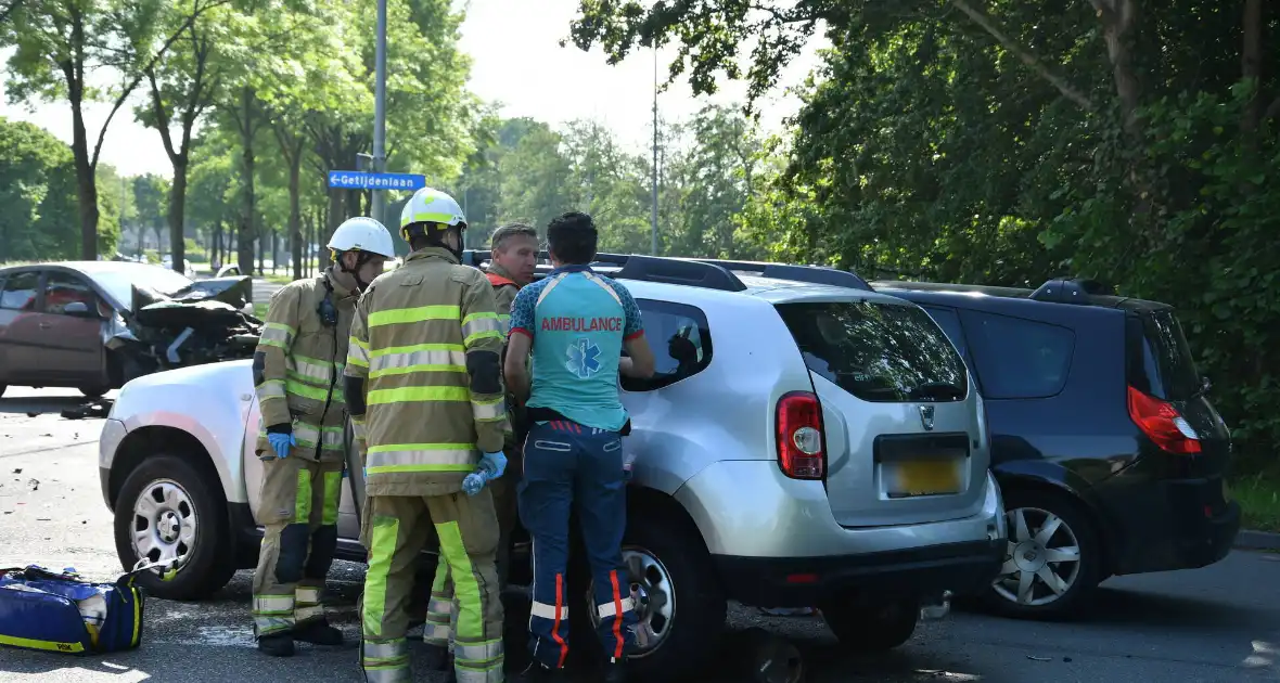 Flink ongeval tussen drie voertuigen - Foto 13