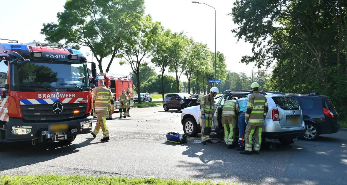 Flink ongeval tussen drie voertuigen - Foto 14