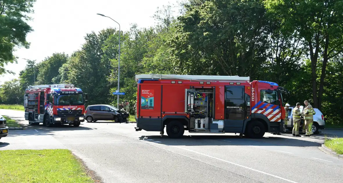 Flink ongeval tussen drie voertuigen - Foto 2