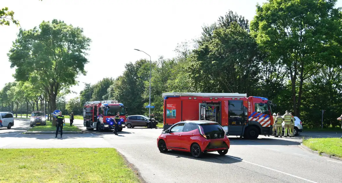 Flink ongeval tussen drie voertuigen - Foto 4