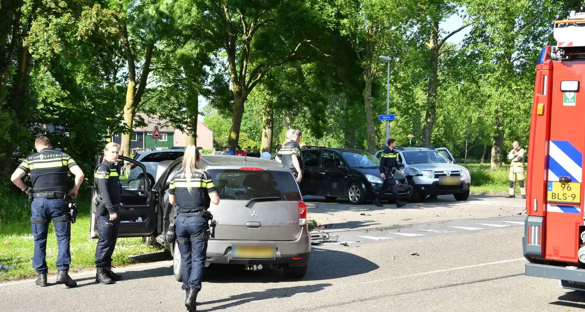 Flink ongeval tussen drie voertuigen - Foto 6