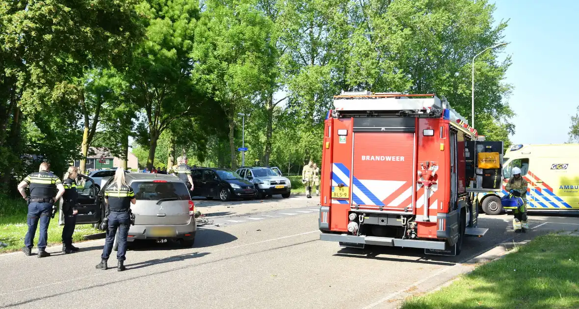 Flink ongeval tussen drie voertuigen - Foto 7