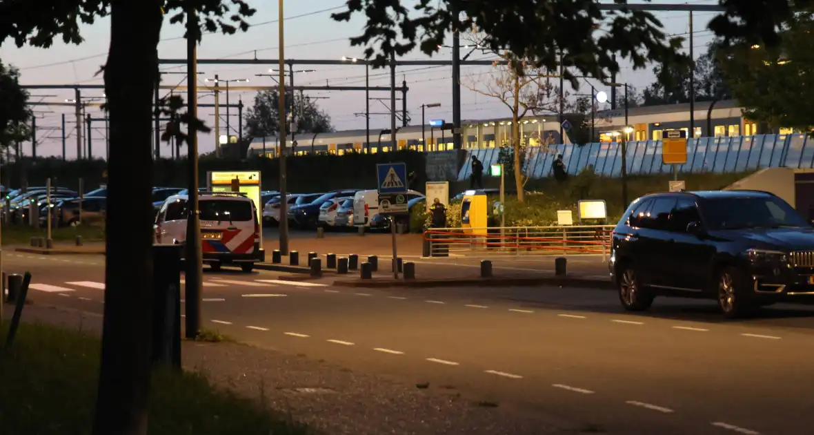 Arrestatieteam houdt verdachte aan in trein - Foto 3