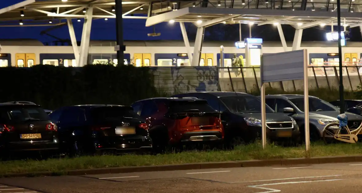 Arrestatieteam houdt verdachte aan in trein - Foto 5