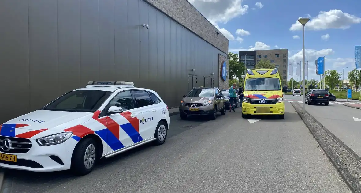 Twee auto's botsen op parkeerplaats supermarkt Albert Heijn