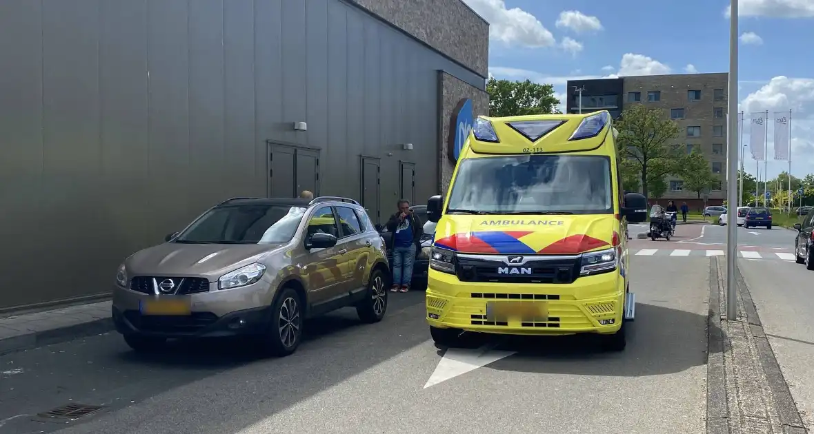 Twee auto's botsen op parkeerplaats supermarkt Albert Heijn - Foto 1