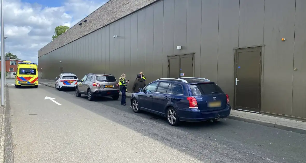 Twee auto's botsen op parkeerplaats supermarkt Albert Heijn - Foto 2