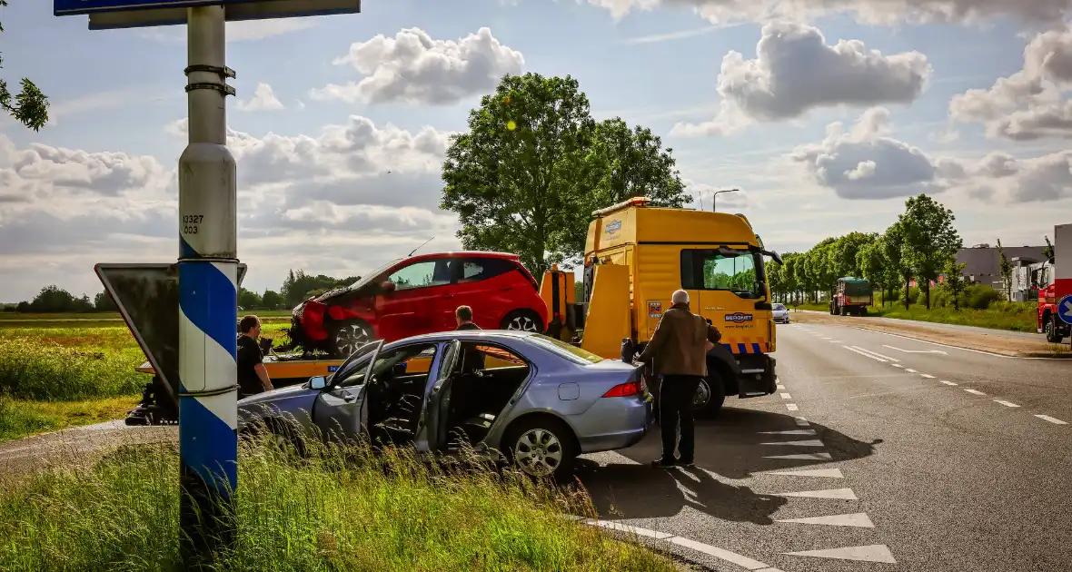 Automobiliste belandt met auto in de sloot