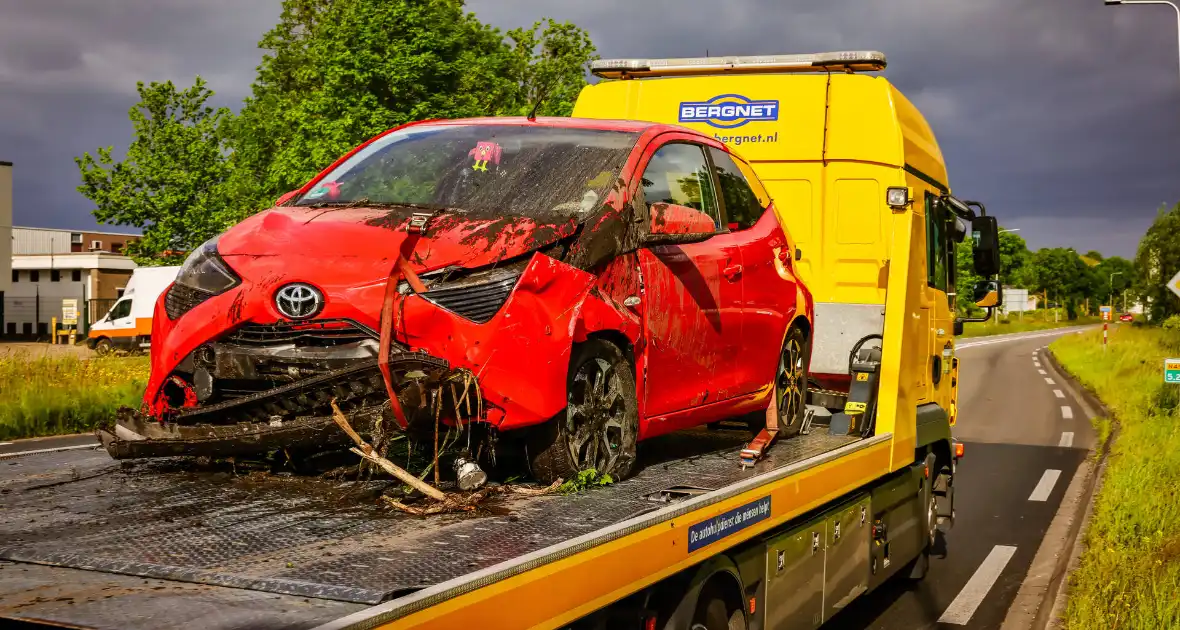 Automobiliste belandt met auto in de sloot - Foto 2