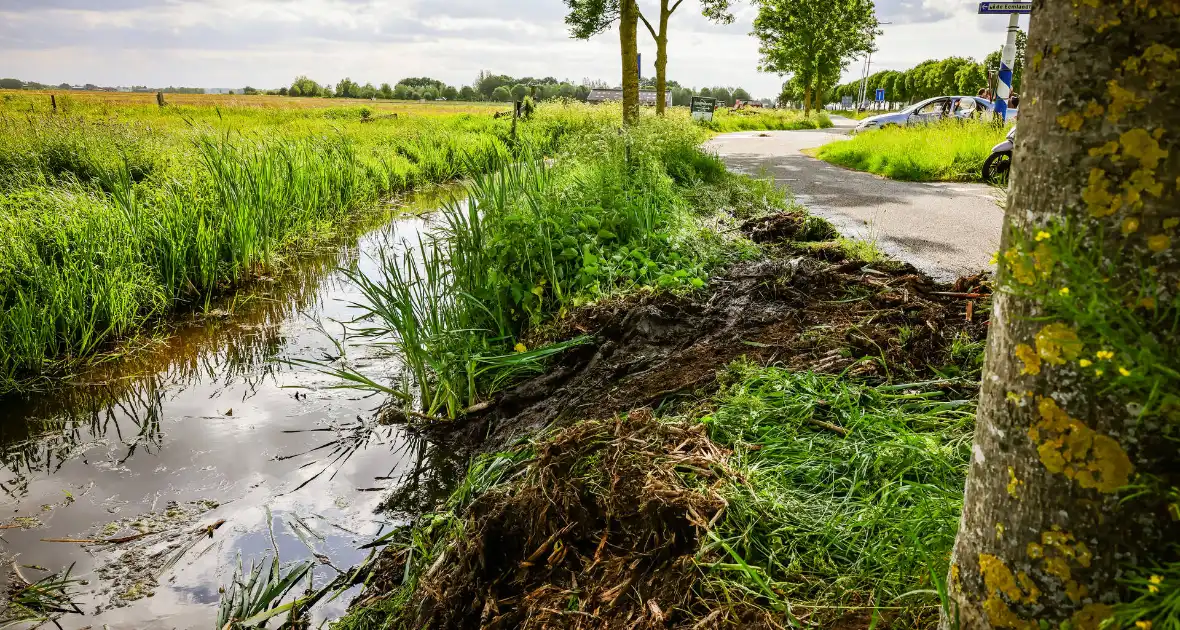 Automobiliste belandt met auto in de sloot - Foto 3