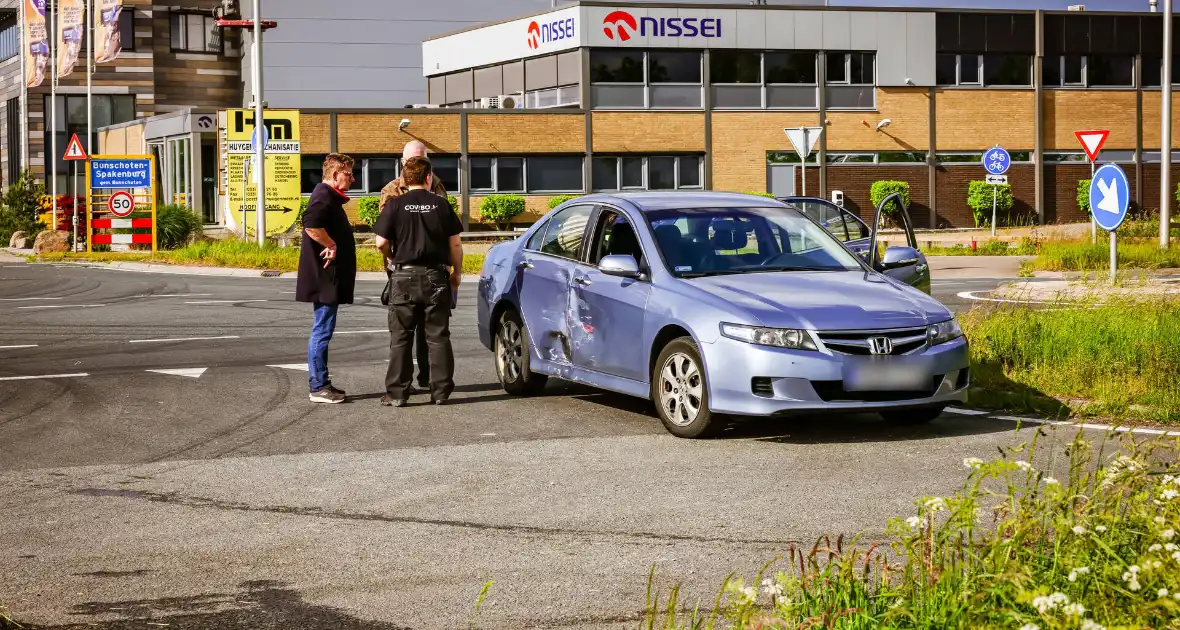 Automobiliste belandt met auto in de sloot - Foto 4