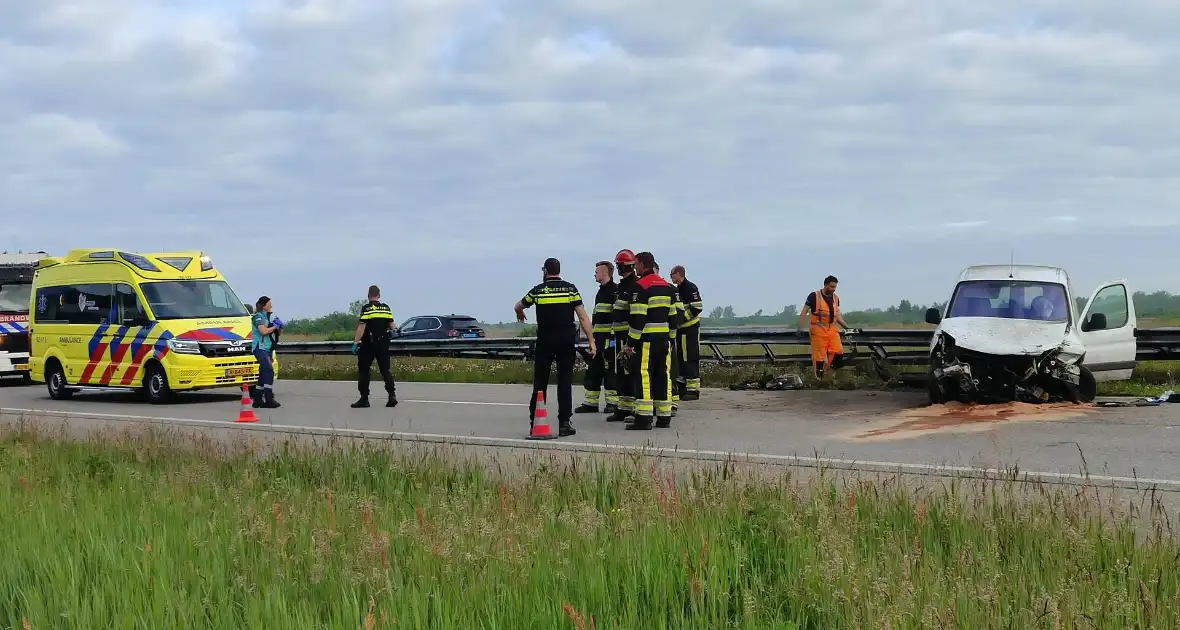 Bestelbus crasht tegen vangrail