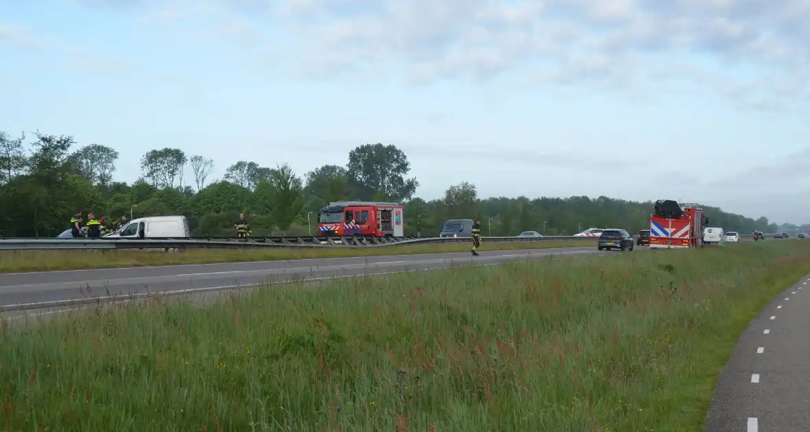 Bestelbus crasht tegen vangrail - Foto 1