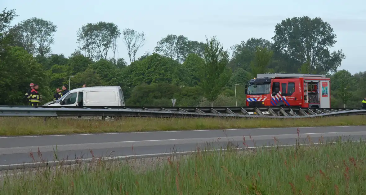 Bestelbus crasht tegen vangrail - Foto 2