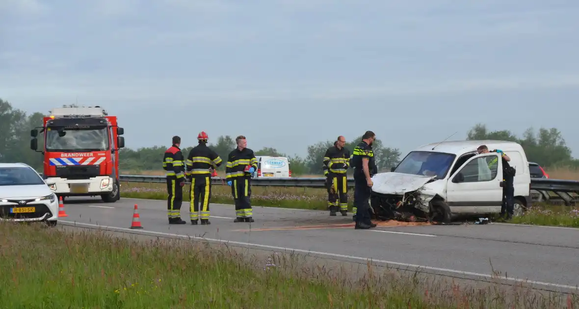 Bestelbus crasht tegen vangrail - Foto 3