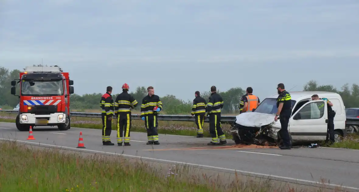 Bestelbus crasht tegen vangrail - Foto 4