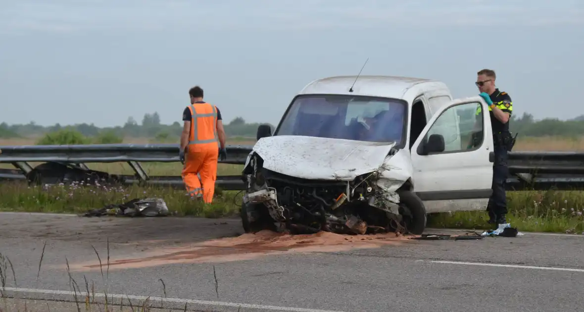 Bestelbus crasht tegen vangrail - Foto 5