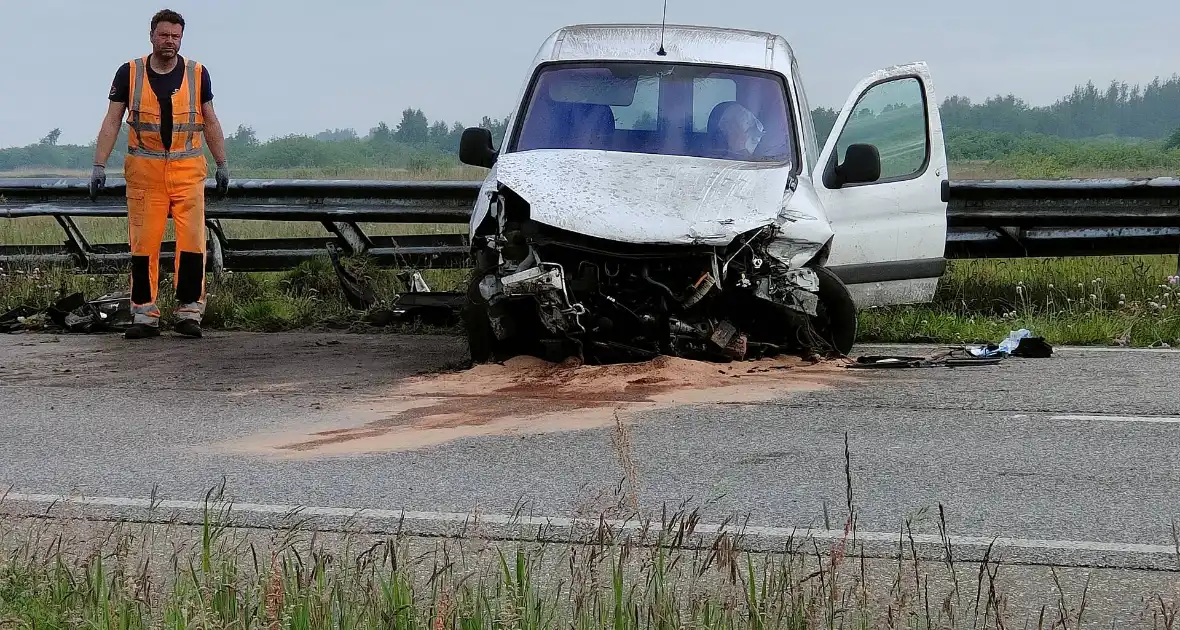 Bestelbus crasht tegen vangrail - Foto 6