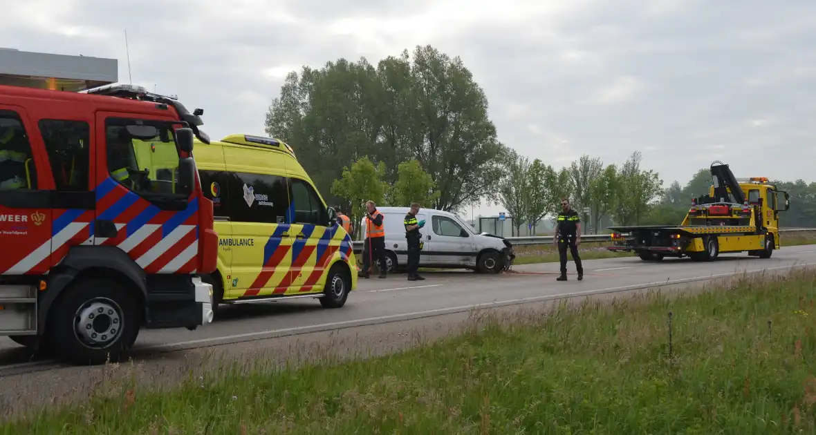 Bestelbus crasht tegen vangrail - Foto 7